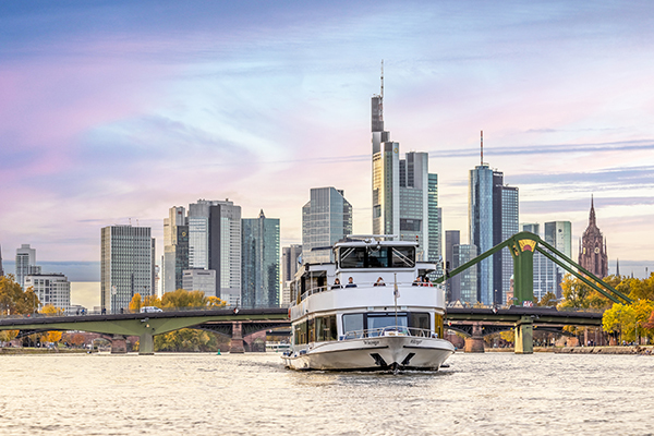 Expedition Between Palm Trees and the Frankfurt Skyline