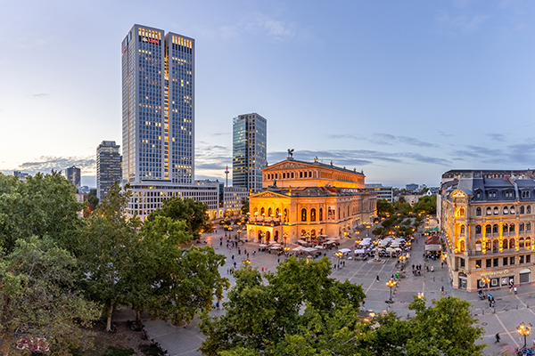 Palm Trees and the Frankfurt Skyline RheinMain_Frankfurt_Opernplatz_64_©#visitrheinmain_David_Vasicek 600x400